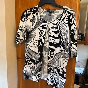 Cute short sleeve sweater. Light weight. Fits like a large